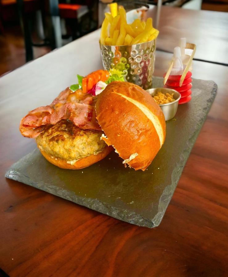 Crown & Anchor Ξενοδοχείο Γουόκινγκ Εξωτερικό φωτογραφία